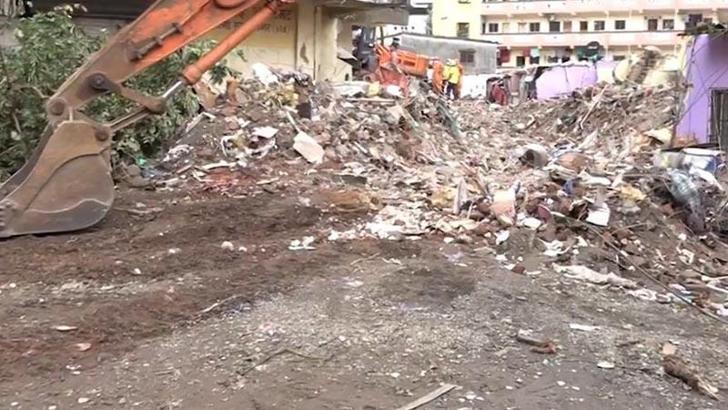 Hindistan'da bina çöktü: 17 ölü