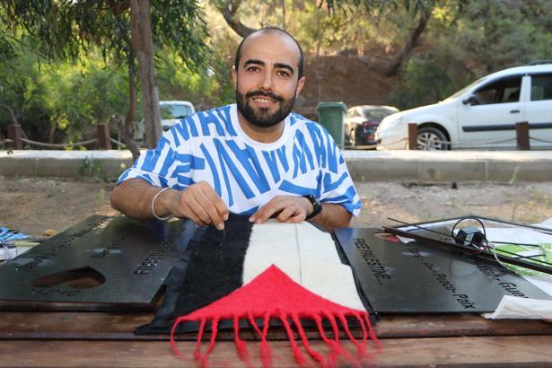 Çalıştayda keçeden Filistin bayrağı yaptı