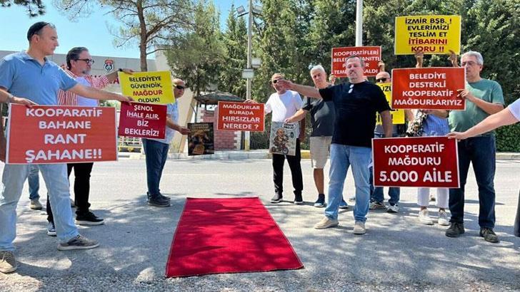 İzmir'de kooperatif mağdurlarından cezaevi önünde 'kırmızı halılı' eylem