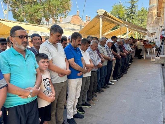 Kazada ölen çift ile 9 yaşındaki torunları toprağa verildi