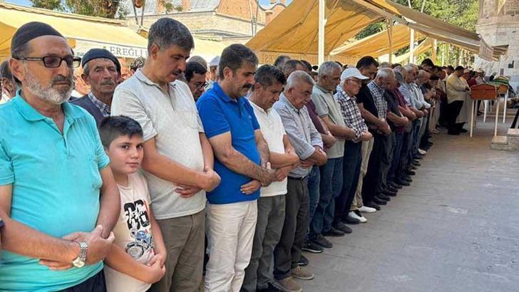 Kazada ölen çift ile 9 yaşındaki torunları toprağa verildi