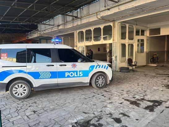 Oto tamirci kalfası, oynadığı tabancanın ateş almasıyla çırağını yaraladı