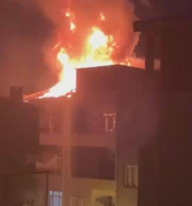 İstanbul - Beyoğlu’nda yangın çıkan dairedeki tüp patladı, mahalle halkı sokağa döküldü