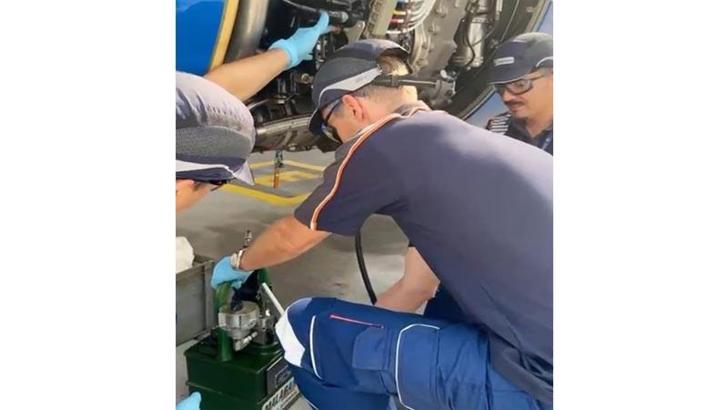 CEO Kownatzki bu kez de teknik personel oldu, uçakları kontrol etti