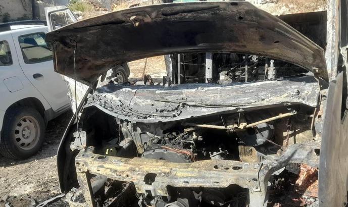 Hatay’da pazarcı kadının minibüsü yandı