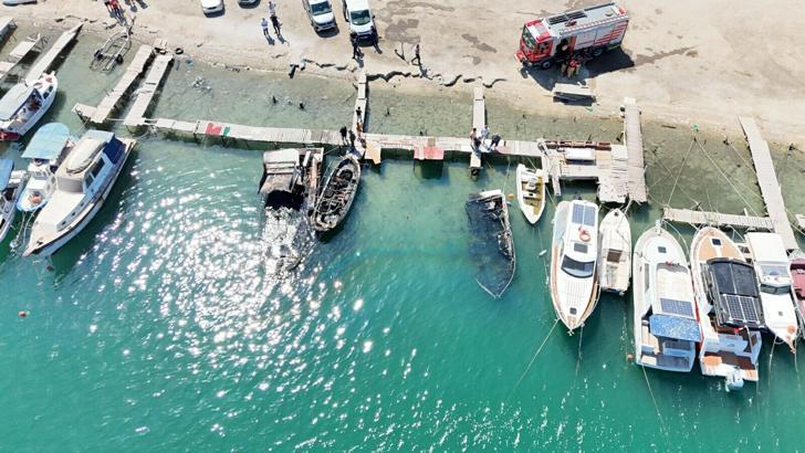 Urla'da alevlere teslim olan 5 tekneden 2'si battı / Ek fotoğraflar