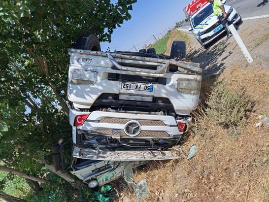 Nevşehir’de TIR şarampole devrildi: 1 yaralı