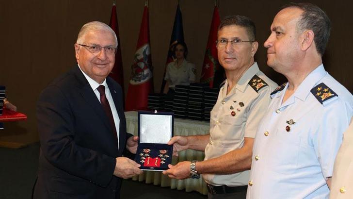 Bakan Güler, üst rütbeye terfi eden personel için düzenlenen törene katıldı