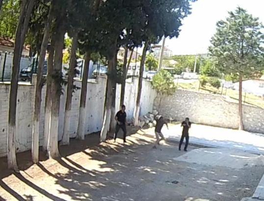 Belediye başkanı, zabıta memurlarını sopayla darbetti; o anlar kamerada