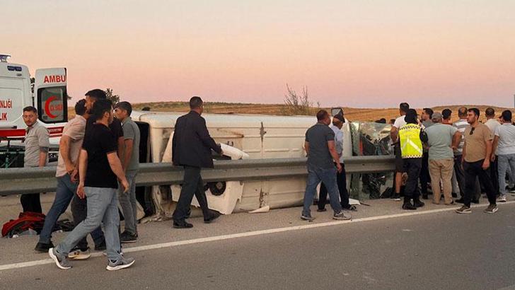 Afyonkarahisar’da otomobil ile minibüs çarpıştı: 10 yaralı