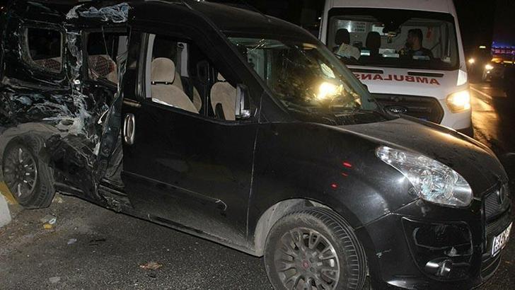 Kamyon ile hafif ticari araç çarpıştı; 1 ölü, 2'si ağır 8 yaralı