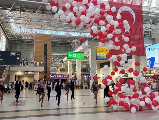 Havalimanında Zafer Bayramı coşkusu