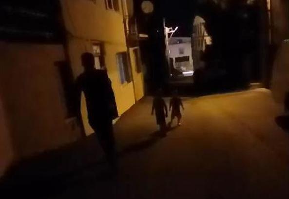 2 çocuğunu teslim etmek istediği eski eşi tarafından darbedildi; o anlar kamerada