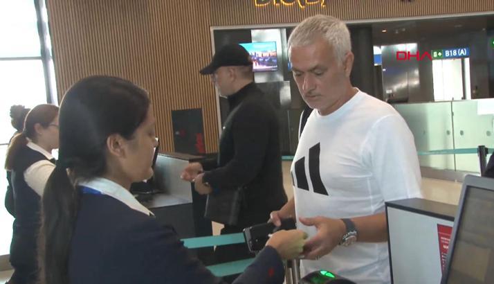 Jose Mourinho, tek başına Türkiye’den ayrıldı