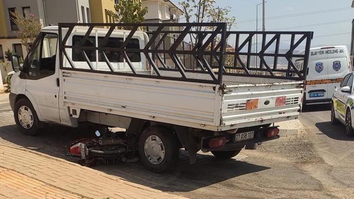 Kamyonet ile motosiklet çarpıştı; 1 yaralı, ehliyetsiz sürücü gözaltında