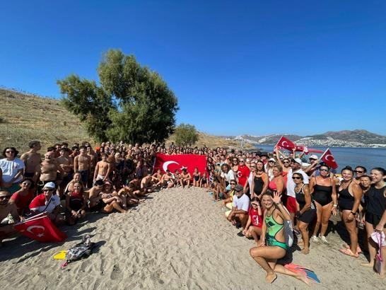 Çelebi Adası'na ulaşıp, Türk bayrağı açtılar