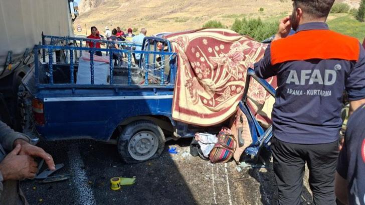 Hakkari'de kamyonet ile TIR çarpıştı; 4 ölü, 2 yaralı