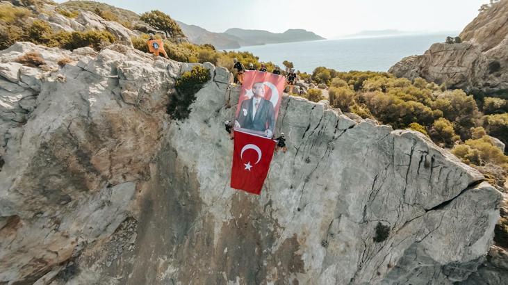 Datça'da MAG-AME ekiplerinden Türk bayraklı kutlama