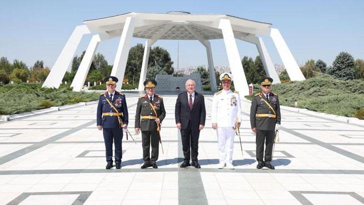 Bakan Güler, Devlet Mezarlığı'nı ziyaret etti