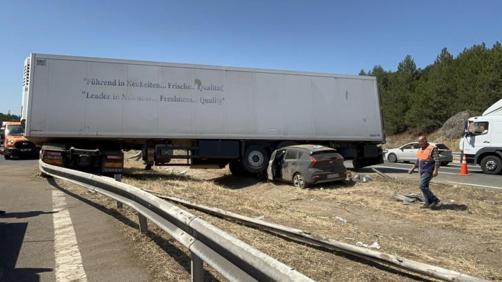 Lastiği patlayan TIR ile otomobil çarpıştı: 1 yaralı