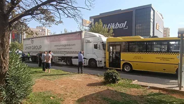 TIR, halk otobüsüne çarptı; 2'si ağır 3 yaralı