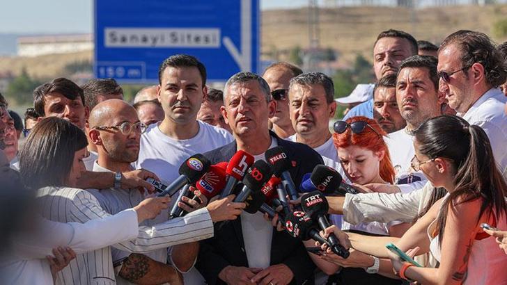 Özgür Özel: Fotoğraftan Atatürk'ü silenleri millet kalbinden silmiştir