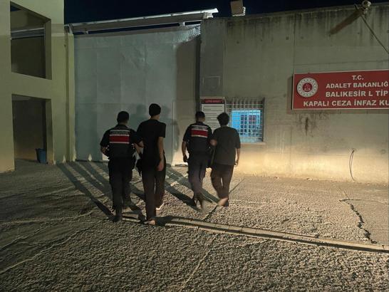 ‘Jandarmayız’ diyerek bir çifti dolandıran 3 şüpheli tutuklandı