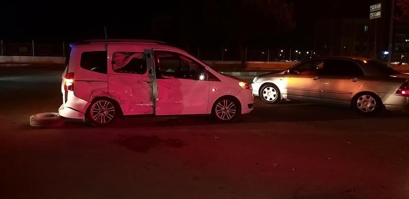 Adana'da hafif ticari araç ile otomobil çarpıştı; 2 yaralı