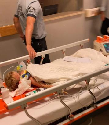 Babasının kullandığı traktörün altında kalan Batu, ağır yaralandı