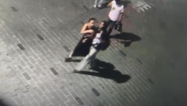 İstanbul-Taksim’de kadın koluna girdiği kişinin telefonunu gasbetti; o anlar kamerada
