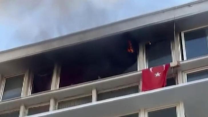 İstanbul- Kadıköy'de 4 katlı binada çıkan yangın söndürüldü