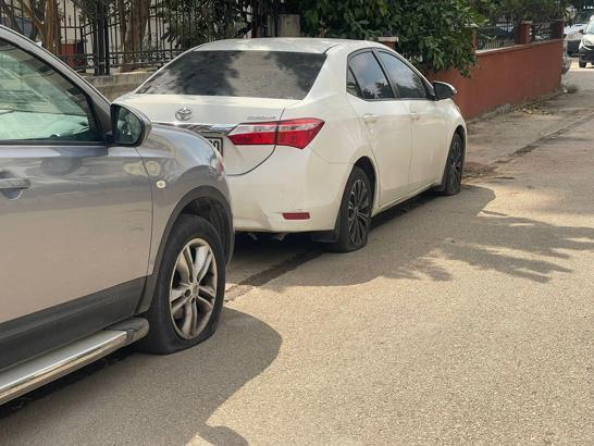 Adana’da park halindeki araçların lastiklerini patlattılar