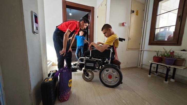 Engellilerin bozulan akülü sandalyelerini ücretsiz tamir ediyor