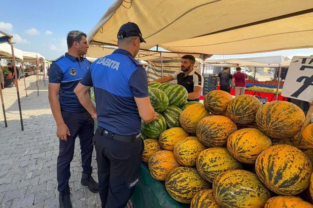 Tarsus’ta zabıtadan pazar yeri denetimi