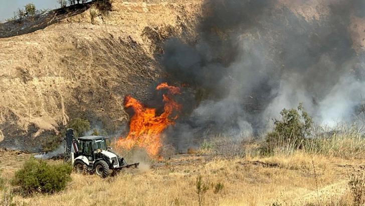 Manisa'daki yangında, alevler fabrikalara sıçramadan kontrol altına alındı