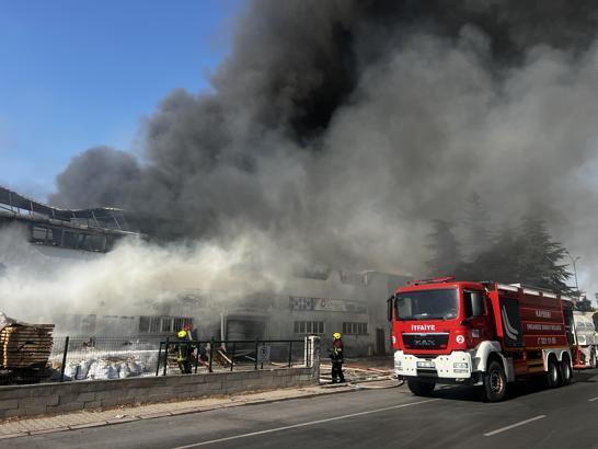 Kayseri’de hırdavatçıda çıkan yangın, fabrikaya sıçradı