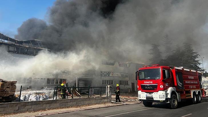 Kayseri’de hırdavatçıda çıkıp fabrikaya sıçrayan yangın kontrol altında