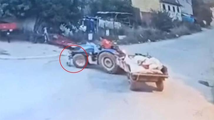 2 yaşındaki Batu'nun, babasının kullandığı traktörün altında kaldığı anlar kamerada