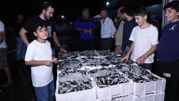 İstanbul - Balıkçılar sezonun ilk avından döndü