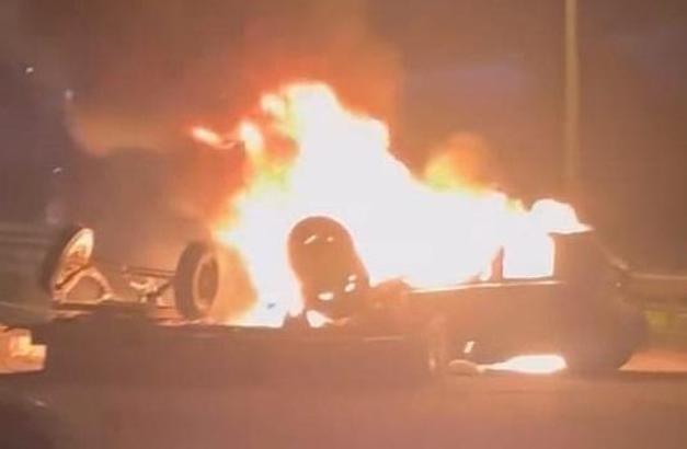 Bursa’da otomobil traktöre çarpıp alev aldı: 2 yaralı