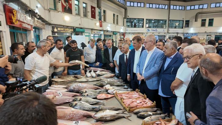 İzmir'de balık av sezonu başladı