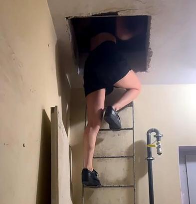 Fuhuş operasyonunda polisi görünce çatı katına saklandılar