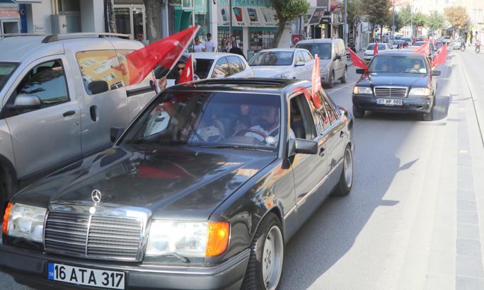 Burdur'da klasik otomobillerden Zafer Bayramı korteji