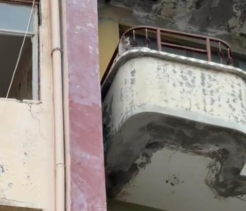 Balkonda mahsur kalan kediyi itfaiye kurtardı