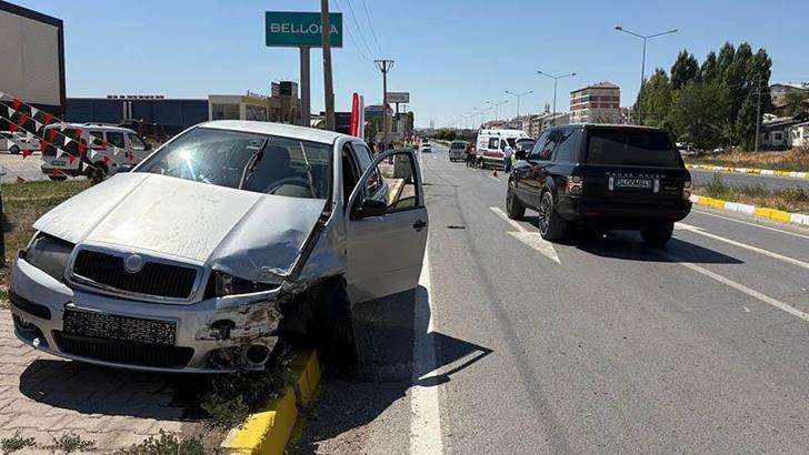 Sivas'ta hafif ticari araç ile otomobil çarpıştı: 6 yaralı