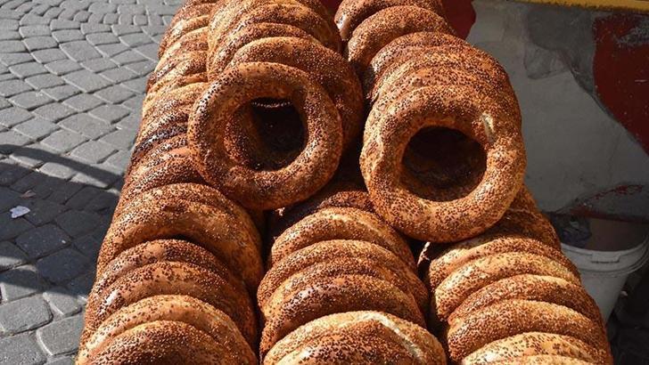 İzmir’de simit, 20 TL oldu