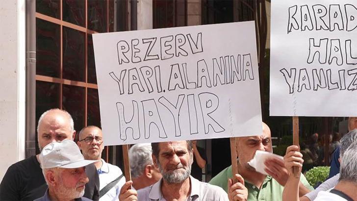 Karadolap Mahallesi’nde yaşayanlardan Eyüpsultan Belediyesi önünde imar planı eylemi