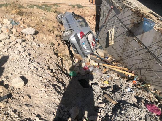 Otomobil apartman bahçesine düştü, sürücü yaralandı