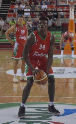 Eski Karşıyakalı Adem Bona ay-yıldızlı formayla şov yaptı