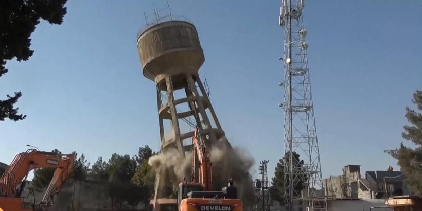 Depremde hasar gören 51 yıllık su kulesinin yıkımı yapıldı